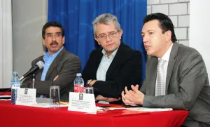 Presentan en Ibero Puebla libro sobre corrupción en México