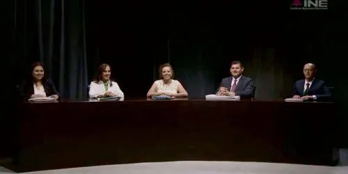 Alerta de género tema central de los candidatos en el debate; arremeten contra Nadia Navarro