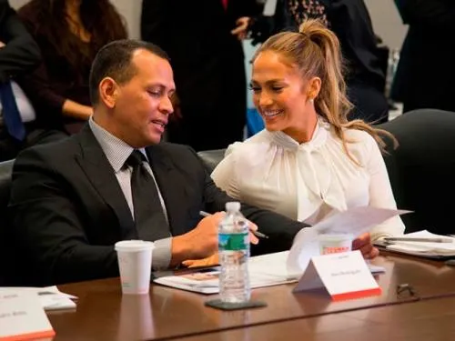Jennifer Lopez visita a Alex Rodríguez en partido inaugural