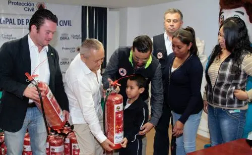 Ayuntamiento de Puebla y el Club Rotario entregan extintores a escuelas de la ciudad