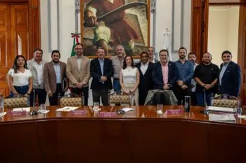 Dialogan secretario de Economía del Ayuntamiento y empresarios turísticos sobre el sistema de parquímetros