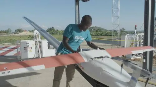Él vuela drones para repartir sangre en Ruanda