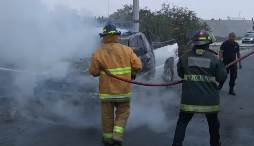 Se incendia camioneta  en Periférico Ecológico