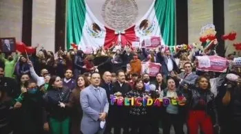 Congreso pausa sesión para felicitar a AMLO