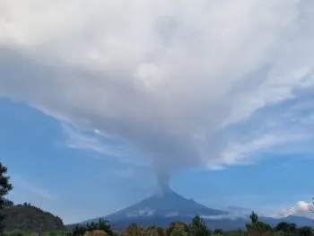 ¿Hasta dónde podría llegar una erupción del Popocatépetl y qué tipo de materiales arrojaría?