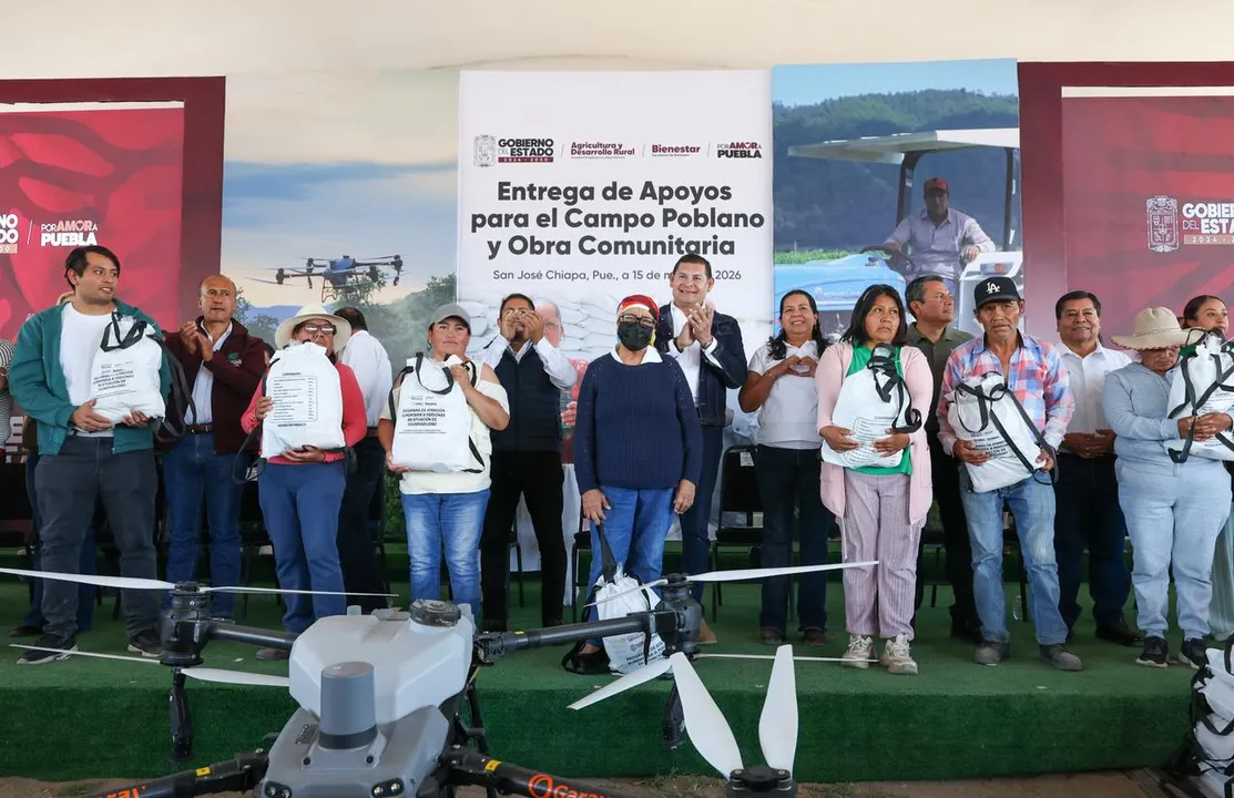 Alejandro Armenta entrega apoyos al campo y anuncia obras carreteras en San José Chiapa