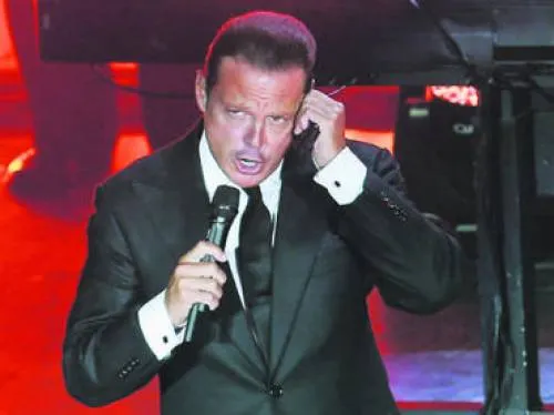 Corren a Luis Miguel por no pagar la renta
