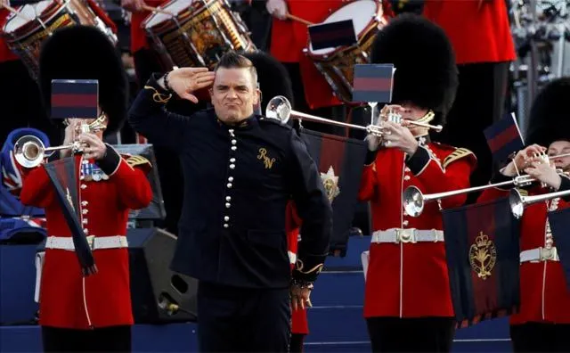 Robbie Williams canta para Su Majestad