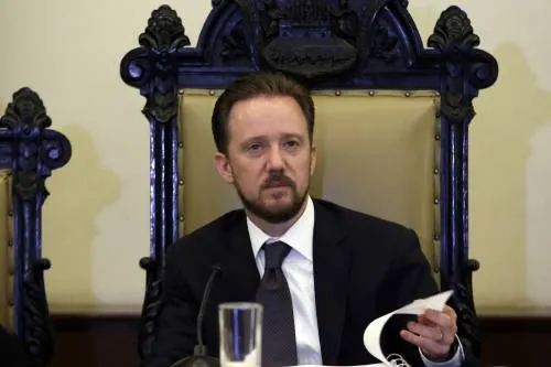 Luis Banck sale corriendo para evitar dar entrevistas