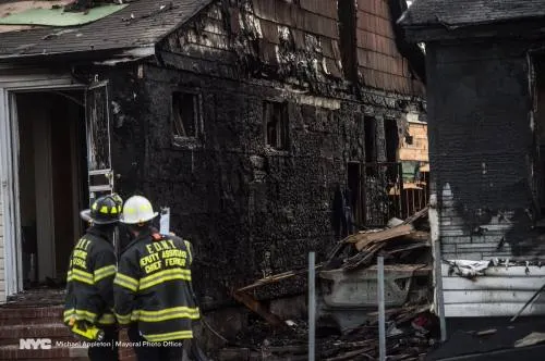 Voraz incendio en una vivienda doble de Queens deja 5 víctimas mortales