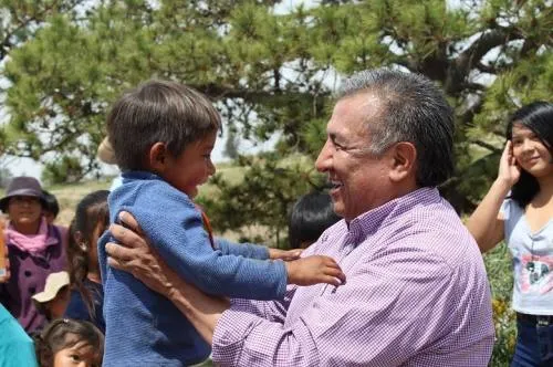 Saúl Huerta se solidariza con la niñez de la Junta auxiliar de San Miguel Canoa