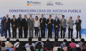 Moreno Valle coloca primera piedra de la Casa de Justicia en la capital