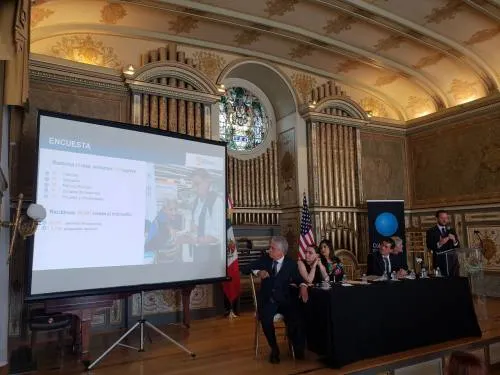 Luis Banck expone estrategias a favor de las mujeres en el Seminario del Colegio de la Globalización