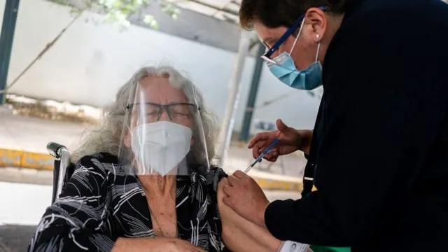 Por Ómicron, EU recomienda aplicar refuerzo de vacuna covid a todos los adultos