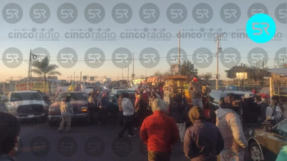 Tensión entre policías y tianguistas en Calpan