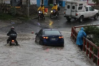 Lluvias torrenciales por tormenta “Barry” provocan deslaves, inundaciones y caos vial en Puebla
