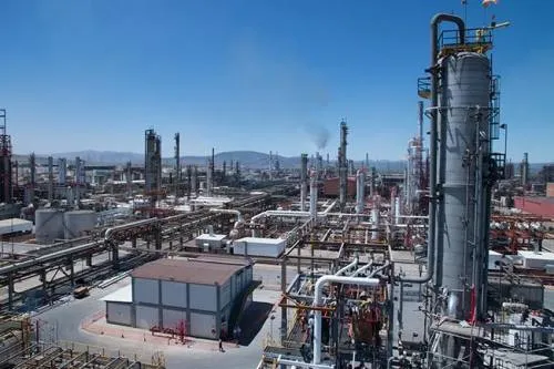 Pemex agudiza la caída de su producción en refinerías