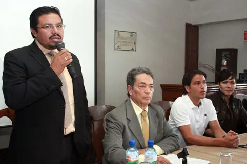 Cotoñeto toma protesta a Loyola como delegado perredista en Puebla