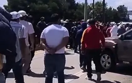 Propietarios de autos “chocolate” bloquearon Periférico Ecológico y generaron caos vial en autopista México-Puebla