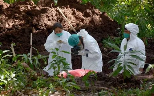 Localizan fosa con 11 cuerpos en Michoacán
