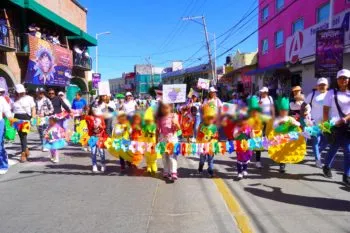 Texmelucan conmemora natalicio de Benito Juárez y celebra llegada de la primavera con desfile