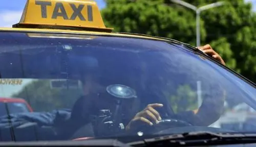 En complicidad con taxista, sujetos atracan a estudiante en Prados Agua Azul