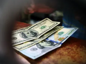 Dólar, al alza; abre en 20.11 pesos en bancos