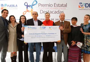 Alonso de Moreno Valle entregó premio estatal a las asociaciones civiles poblanas destacadas