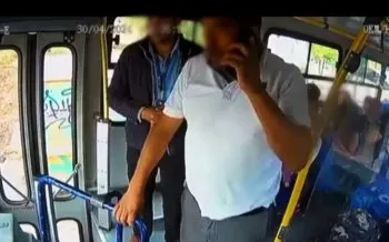Joven denuncia acoso en transporte público de Toluca; chofer encara y golpea al agresor