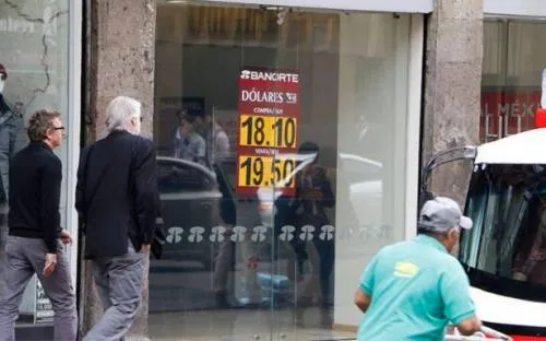 Peso cae por incertidumbre del TLCAN; su peor nivel en más de 5 meses