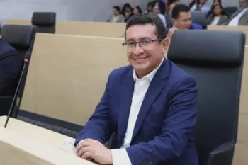 Pável Gaspar levanta la mano para dirigir a Morena en Puebla