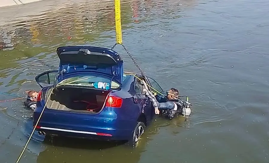 Mueren cuatro personas dentro de un vehículo que cayó a un canal de aguas negras