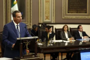 Queda grande a Diego Corona exposición en primer día de comparecencias