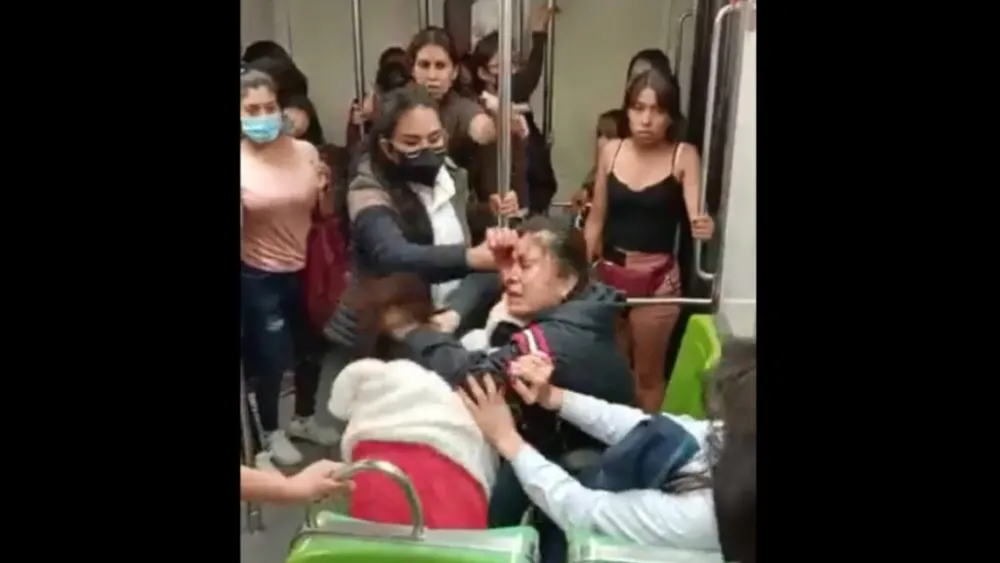 VIDEO Mujeres se pelean en vagón del Metro de CDMX